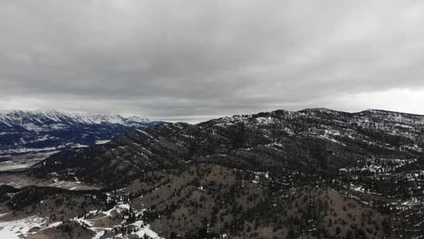 Rising-drone-shot-of-mountains-during-wintertime