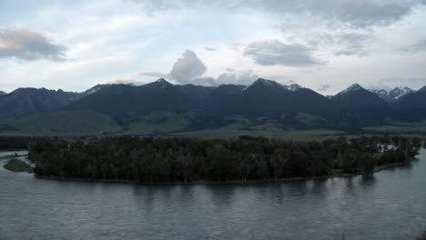 Abendlicher-Blick-Auf-Die-Berge-Und-Eine-Flussbiegung