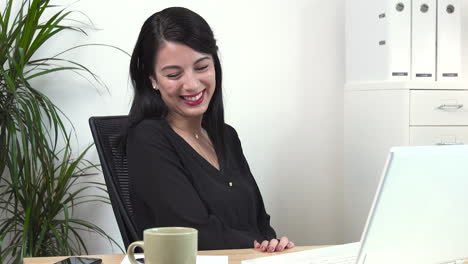 Attraktive-Weibliche-Büroangestellte-Super-Glücklich-Am-Schreibtisch