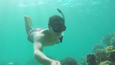 Hombre-Buceando-Y-Nadando-Bajo-El-Agua-Entre-Los-Corales,-Selfies-De-Peces