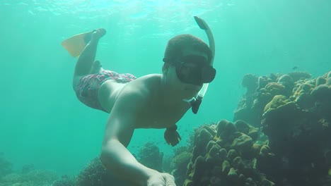 Ein-Mann-Schnorchelt-Und-Schwimmt-Unter-Wasser-Zwischen-Den-Korallen--Und-Fisch-Selfie-Aufnahmen