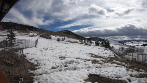 Lapso-De-Tiempo-De-180-Grados-De-Lobos-Y-Nubes-Impresionantes-Durante-El-Invierno