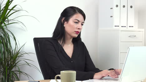 Attraktive-Weibliche-Büroangestellte-Wütend-Auf-Den-Computerbildschirm