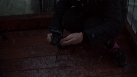 Mujer-Tomando-Una-Foto-De-Un-Lobo-Gris-Bebé-Durante-Una-Tormenta-De-Nieve