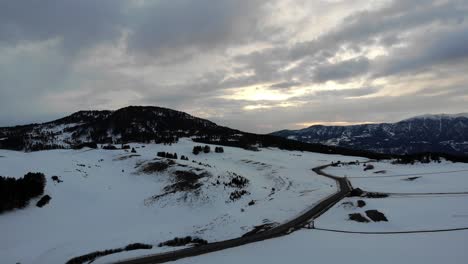 Sonnenuntergang-Drohnenaufnahme-Von-Dicken-Wolken-Und-Schnee-Im-Land