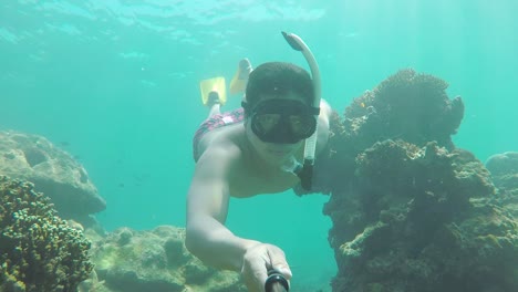 Mann-Schnorchelt-Und-Schwimmt-Unter-Wasser-Zwischen-Den-Korallen--Und-Fisch-Selfie-Aufnahmen