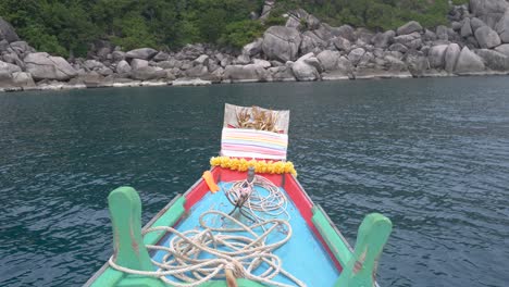 Thailändisches-Langheckboot,-Das-In-Der-Felsenbucht-Schwimmt,-Insel-Koh-Tao,-Thailand