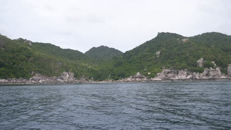 Reisen-Auf-Dem-Boot-Zwischen-Den-Bergen,-Insel-Koh-Tao,-Thailand