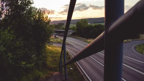 Zeitraffer-Von-Autos-Auf-Einer-Autobahn-Mit-Einem-Wunderschönen-Sonnenuntergang-Im-Hintergrund-In-Deutschland