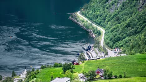 Ein-Zeitraffer-Vom-Be--Und-Entladen-Der-Fähre-Im-Geirangerfjord-An-Einem-Schönen-Sommertag