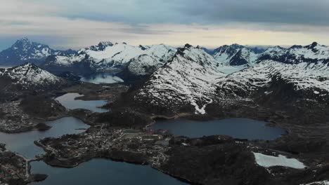 Erstaunlicher-Panoramablick-Auf-Eine-Norwegische-Stadt-In-Einem-Tal-Mit-Schneebedeckten-Bergen