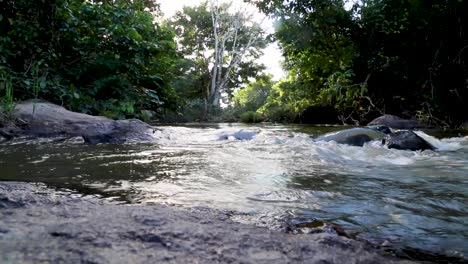 Verschmutzter-Fluss-In-Aguas-Formosas,-Minas-Gerais,-Brasilien-2