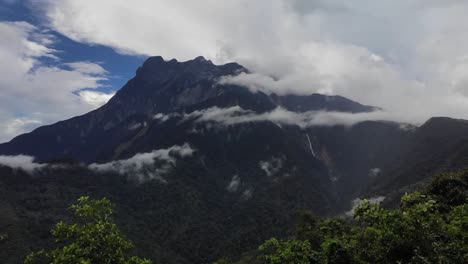 Imágenes-De-Drones-Del-Monte-Kinabalu-Volando-A-Través-De-Los-árboles-Revelando-La-Selva-Tropical-Debajo