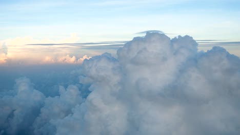 Vista-Desde-La-Ventana-Del-Avión-Con-Hermoso-Cielo-Y-Nubes