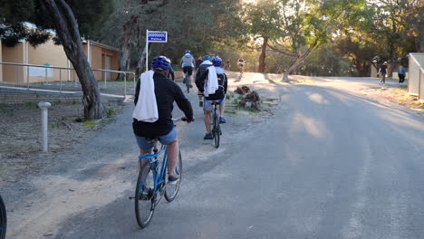 Grupo-Ciclista-Montando-Al-Atardecer