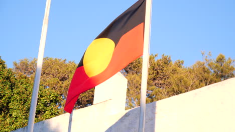 Aborigine-Flagge-Weht-Im-Wind