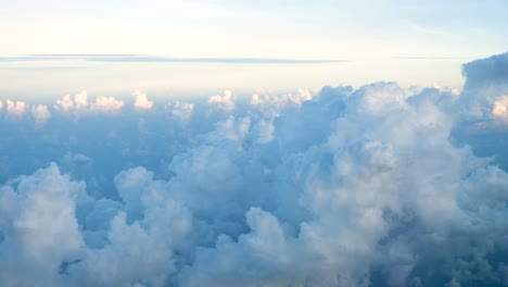 Schöne-Wolken-Und-Himmelansicht-Vom-Flugzeugfenster