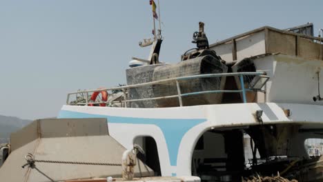 Filmaufnahme-Eines-Arbeitsschiffes-Im-Mittelmeer-An-Den-Docks