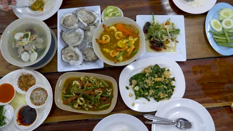 Gruppe-Von-Menschen-Beim-Abendessen-Mit-Thailändischem-Essen-Draufsicht-Auf-Dem-Tisch