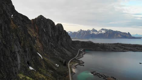 Hermosas-Imágenes-De-Drones-De-Un-Paisaje-Montañoso-En-Noruega