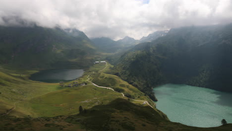 Increíble-Vista-Del-Lago-Ritom-En-Medio-De-Los-Alpes-Suizos