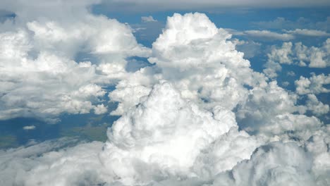 Blick-Vom-Flugzeugfenster-Mit-Schönen-Wolken-Und-Land