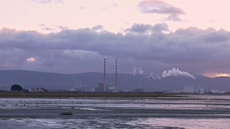 Evening-view-of-Bull-Island-and-Poolbeg-skyline-in-Dublin,-Ireland