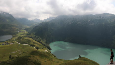 Joven-Viajero-Disfruta-De-La-Vista-Hacia-El-Famoso-Lago-Ritom-En-Suiza