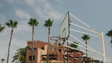Gekippter-Bogenschuss-Eines-Basketballrings-An-Einem-Sonnigen-Tag-In-Spanien