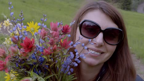 Mujer-Con-Flores-Silvestres-Sonriendo-Y-Lanzando-Un-Beso
