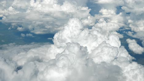 Blick-Aus-Dem-Flugzeugfenster-Mit-Wolken-Und-Land