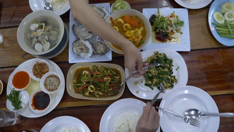 Grupo-De-Personas-Cenando-Con-Comida-Tailandesa,-Vista-Superior-En-La-Mesa