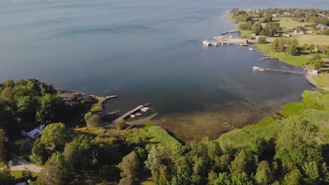 Schöne-Luftaufnahmen-über-Dem-Malerischen-Dorf-Sturko-In-Karlskrona-Schweden