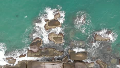 Aerial-view-of-ocean-waves-crashing-on-the-rocks,-Bird-eye-view-of-waves