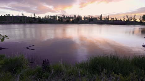 Farbenfroher-Panorama-Sonnenuntergang-über-Einem-Kleinen-See-In-Den-Bergen-Von-Utah