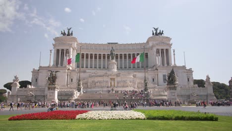 Denkmal-Von-Sieger-Emmanuel-Ii,-Rom,-Italien,-Tag,-Italienisch,-Flagge,-Breit,-Altar-Des-Vaterlandes