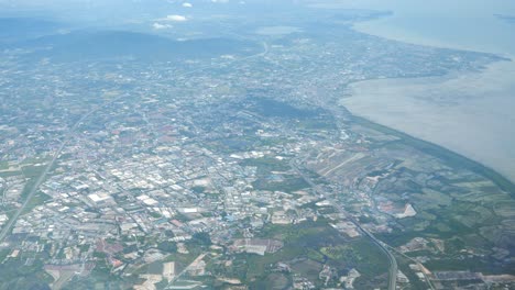 Vista-Aérea-De-La-Ciudad-A-Lo-Largo-De-La-Costa,-Tailandia