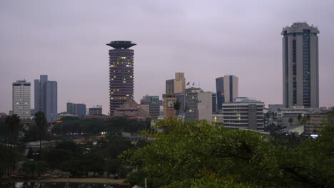 Ein-Zeitraffer-Der-Skyline-Von-Nairobi,-Aufgenommen-Vom-Uhuru-Park-Aussichtspunkt