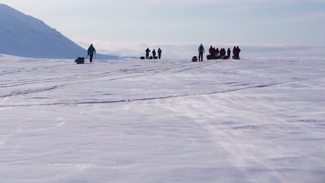 Ein-Clip-Einer-Gruppe-Von-Leuten,-Die-In-Der-Arktis-Skifahren