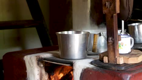 Una-Cocina-Tradicional-En-Un-Pequeño-Pueblo,-Rio-Vermelho,-Minas-Gerais,-Brasil