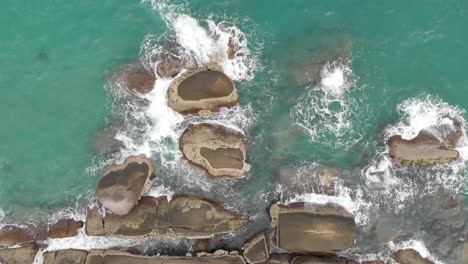 Luftbild-Von-Meereswellen,-Die-Auf-Die-Felsen-Krachen,-Vogelperspektive-Von-Meereswellen