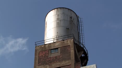 Rooftop-water-tank-in-Detroit,-Michigan,-USA