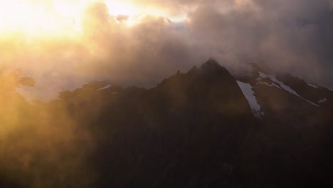 Nebel-In-Den-Bergen-Bei-Sonnenuntergang