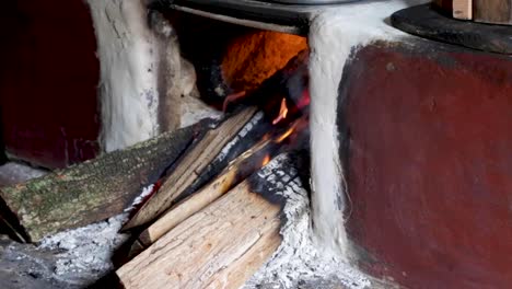 Fuego-Ardiendo,-Cocinando-A-Punto-De-Comenzar