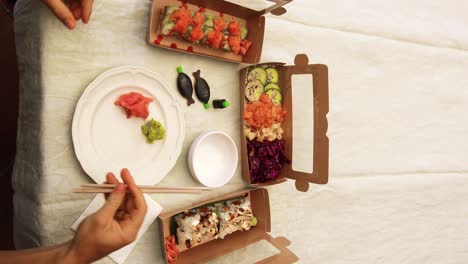 Video-Vertical-De-Palillos-De-Sushi,-Preparándose-Para-Comer