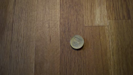 Rotierende-Münze-Auf-Einem-Holztisch-8