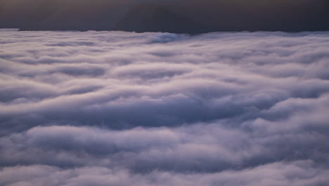 Ein-Zeitraffer-Kurz-Vor-Sonnenaufgang-Der-Wolken-In-Einem-Tal-In-Volda,-Norwegen