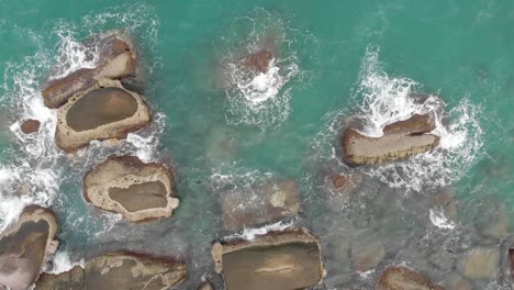 Aerial-view-of-ocean-waves-crashing-on-the-rocks,-Bird-eve-view,-Drone-shots