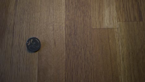 Rotierende-Münze-Auf-Einem-Holztisch-5