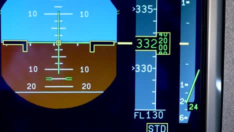 Salpicadero-Del-Avión,-Avión-Descendiendo-A-Menor-Altitud,-Panel-De-Instrumentos-Del-Avión